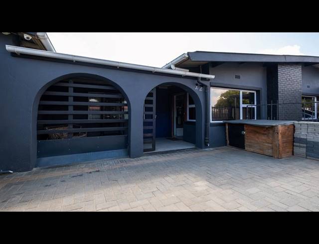4 BEDROOM HOUSE FOR SALE IN UITSIG